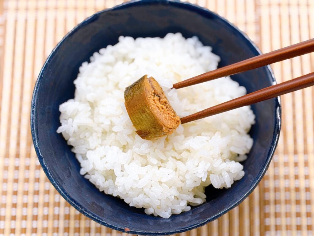 ごはんに盛られた一切れの甘露煮