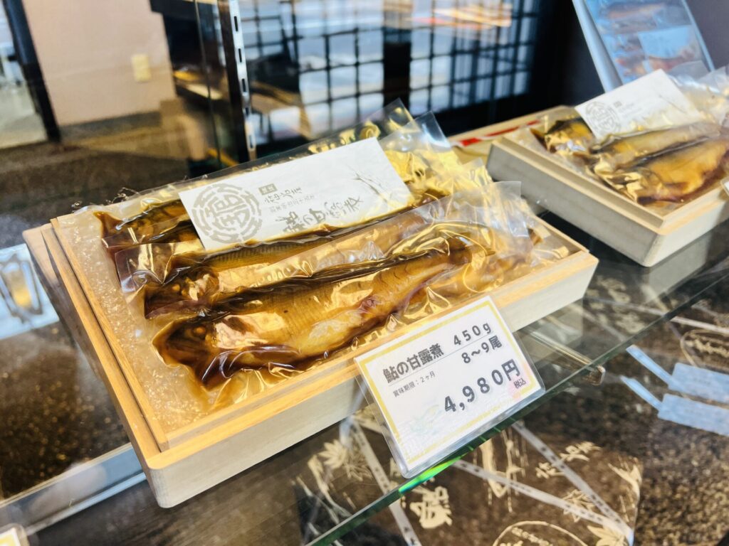 店頭に陳列されている箱入りの鮎の甘露煮450g 4980円