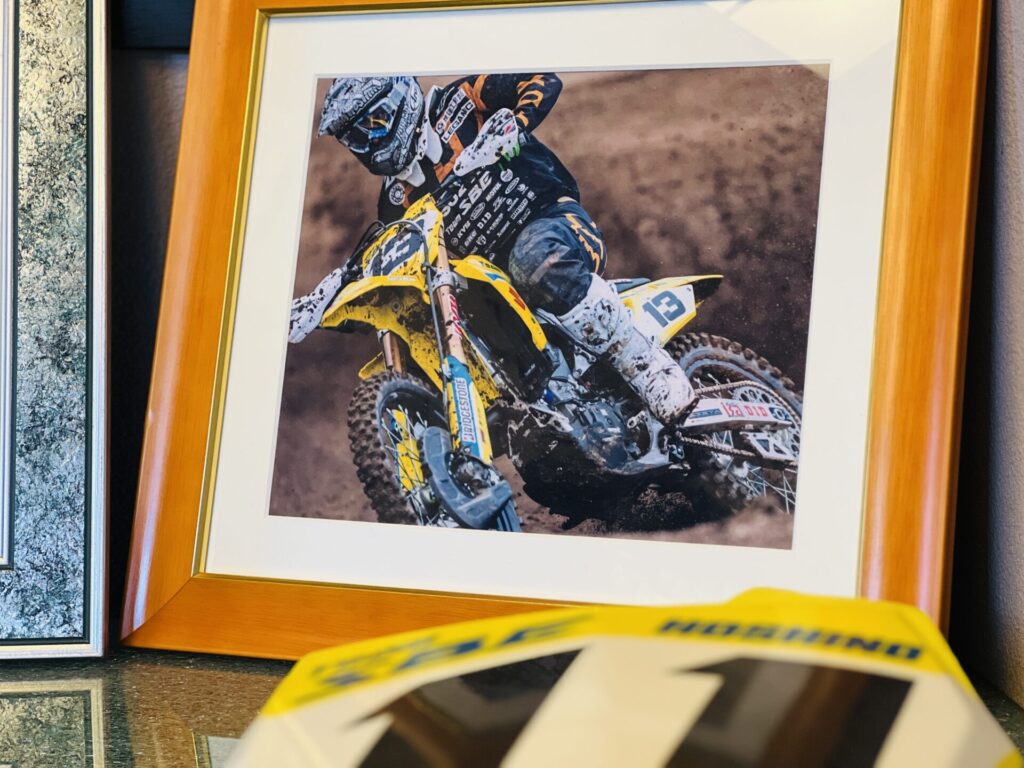 額縁に飾られたモトクロスのレース中の写真