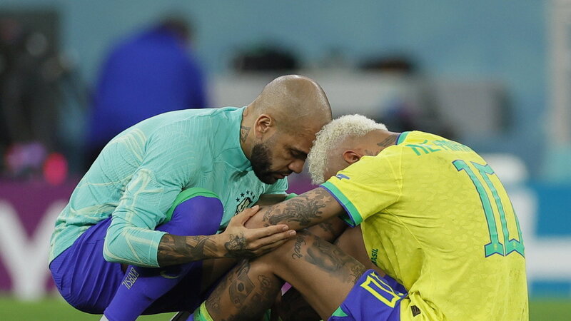 Dani Alves vigasztalja Neymart