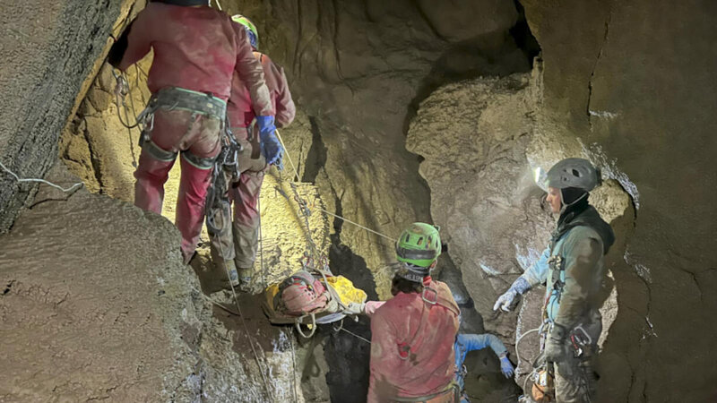 Az orvosi csapatnak kellett először szállítható állapotba hozni az amerikai barlangászt 