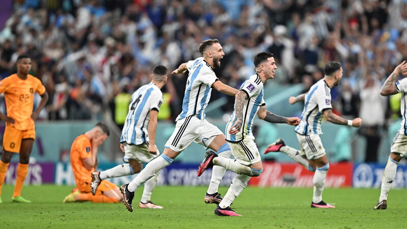 Az argentin játékosok, miután 4-3-ra győztek a katari labdarúgó-világbajnokság negyeddöntőjében játszott Hollandia-Argentína mérkőzés 2-2-es döntetlenre végződött hosszabítása utáni büntetőpárbajban a Loszaíl Stadionban.