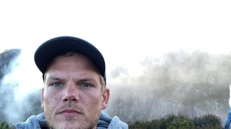 Avicii igyekezett menekülni a turnézás elől, de a menedzsere őt is tovább hajtotta, mint Elvist