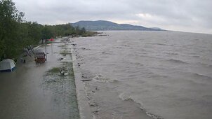 Kiöntött a Balaton Badacsonynál, elárasztotta a strandot a tó