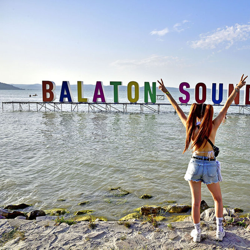 iatalok a Balaton Sound fesztiválon a Somogy megyei Zamárdiban, 2022-ben. Két év szünet után tért vissza Európa egyik legnagyobb presztízsű vízparti elektronikus zenei fesztiválja.