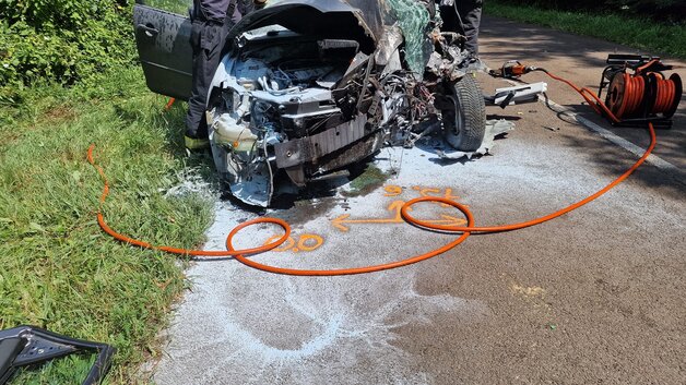 Borzalmas autóbaleset történt Parádnál, mentőhelikopter landolt a 24-es főúton