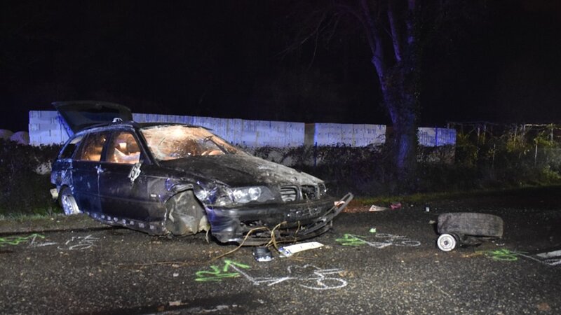 Az összetört autó. Fotó: police.hu