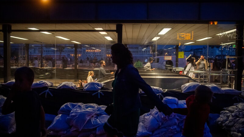 A megáradt Duna miatt elhelyezett homokzsákok Budapesten, a Batthyány téri metróállomáson