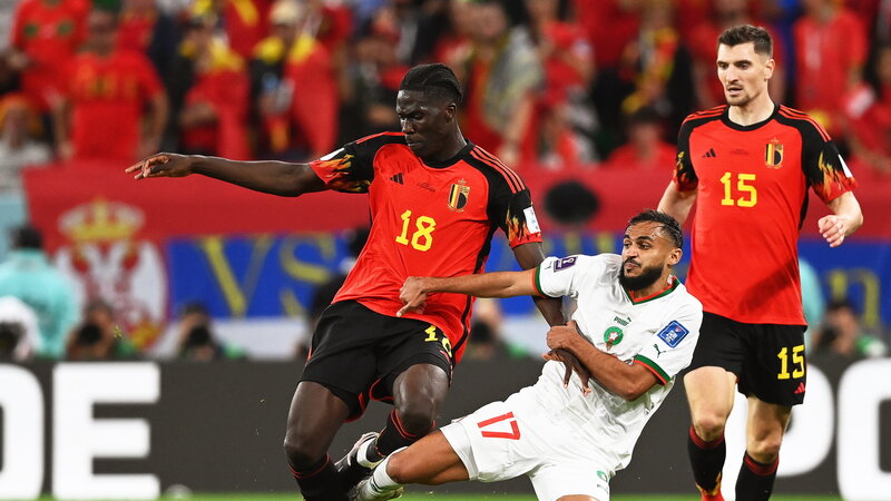 A belga Amadou Onana (b) és a marokkói Szofiane Bufal a katari labdarúgó-világbajnokság F csoport második fordulójában játszott Belgium-Marokkó mérkőzésen a dohai at-Tumama Stadionban