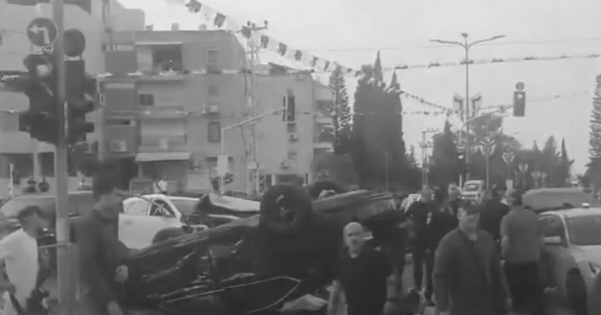 Kitört a botrány Izraelben: Netanjahu nemzetbiztonsági miniszterének autója áthajtott a piroson, majd balesetet okozott és felborult