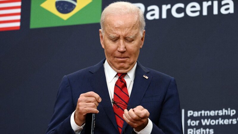 Joe Biden hosszú percekig babrált a fejhallgatójával, miközben Lula elnök beszélt