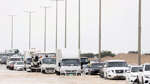 Dubajra egy nap alatt egy évnyi eső zúdult, brutális felvételen az elöntött reptér