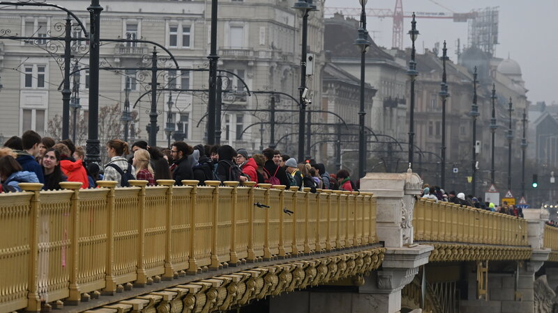 Élőláncot alkotnak a pedagógusok és támogatóik Budapesten. Korábbi felvétel.