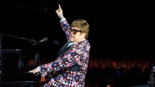 Elton John az eBay-en árulja az egyedi ruháit, most bárki megveheti őket