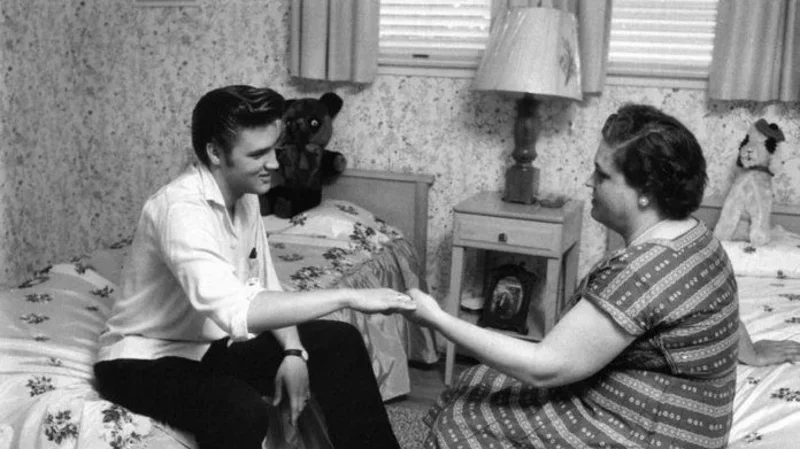 Elvis édesanyjának, Gladysnek ajándékozta első dalát