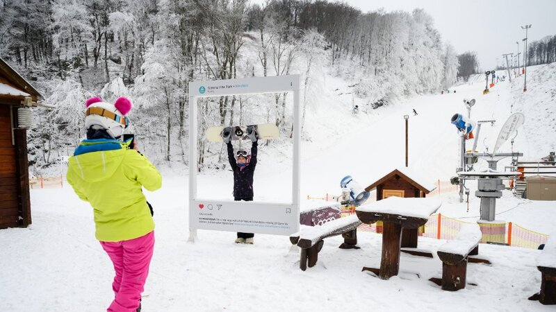 Hódeszkások az eplényi síarénában a szezonnyitó napján, 2022. december 14-én. 