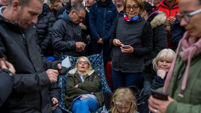 Gyászolók várakoznak az útvonal mentén