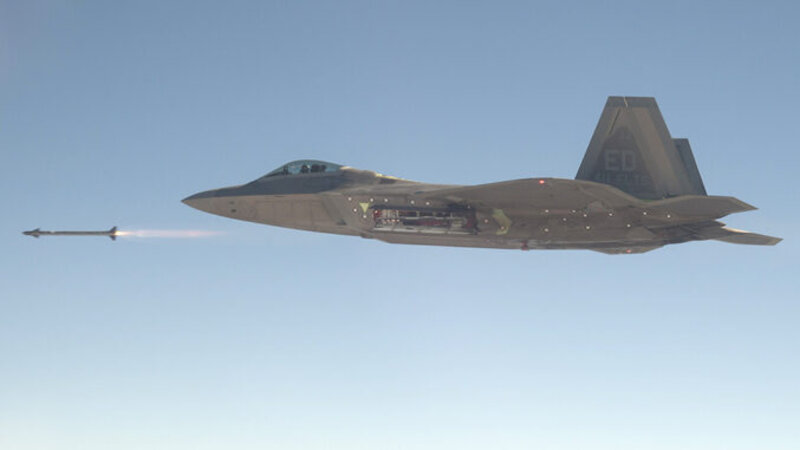 F-22 Raptor vadászgép nyitott tüzet a légi objektumokra