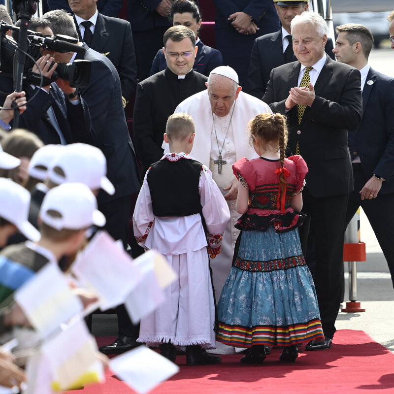 Az egyházfő szívélyesen fogadta az ajándékot