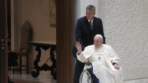 Most érkezett: Ferenc pápa kórházba került