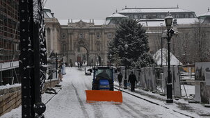 A főváros egy olyan képpel dicsekedett az utak takarításáról, amelyen egy biciklis éppen elesik a havas úttesten