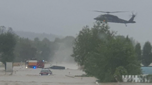 Árvíz: bekövetkezett a katasztrófa Ausztriában, helikopterekkel mentik az embereket