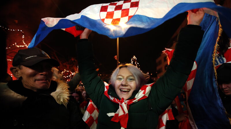 Horvát szurkolók egy zágrábi utcán tévéközvetítésen nézik a katari labdarúgó-világbajnokság negyeddöntőjében az ar-rajjáni Egyetemvárosi Stadionban játszott Horvátország-Brazília mérkőzést.