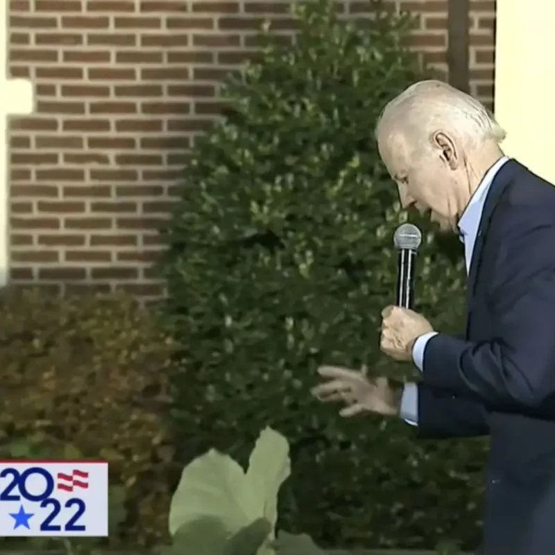 Joe Biden megbotlott a színpadon, de sikerült talpon maradnia