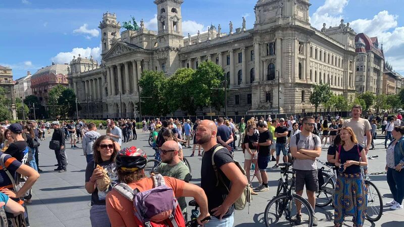 Tüntetők a KATA adózás szabályainak megváltoztatása miatt a Kossuth Téren