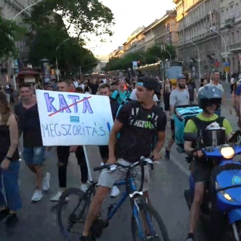 Csütörtökön is rengetegen vonultak Budapest utcáira, hogy az új katatörvény ellen tüntessenek