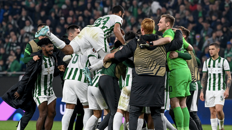 A Ferencváros játékosai ünnepelnek a labdarúgó Európa-liga csoportkörének 5. fordulójában játszott Ferencváros - AS Monaco mérkőzés után a Groupama Arénában