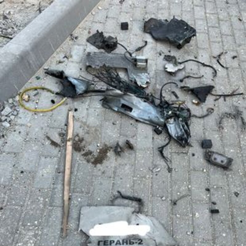 Egyik iráni Shahed-136-os drón roncsai, amely hétfő reggel csapódott be Kijevben