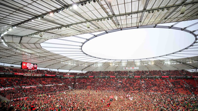 A Bayer Leverkusen szurkolói elözönlötték a pályát, miután 120 éves csapatuk megnyerte történelme első bajnoki címét