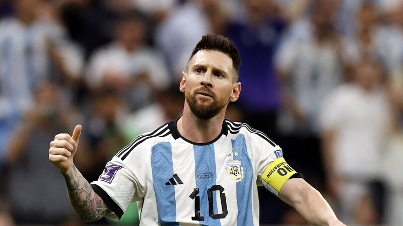 Az argentin Lionel Messi, miután 11-esből megszerezte csapata második gólját a katari labdarúgó-világbajnokság negyeddöntőjében játszott Hollandia-Argentína mérkőzésen a Loszaíl Stadionban.