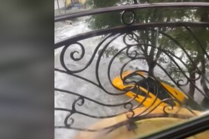 Döbbenetes felvétel: így sodorta ki a víz a floridai luxusautót a garázsból az utcára