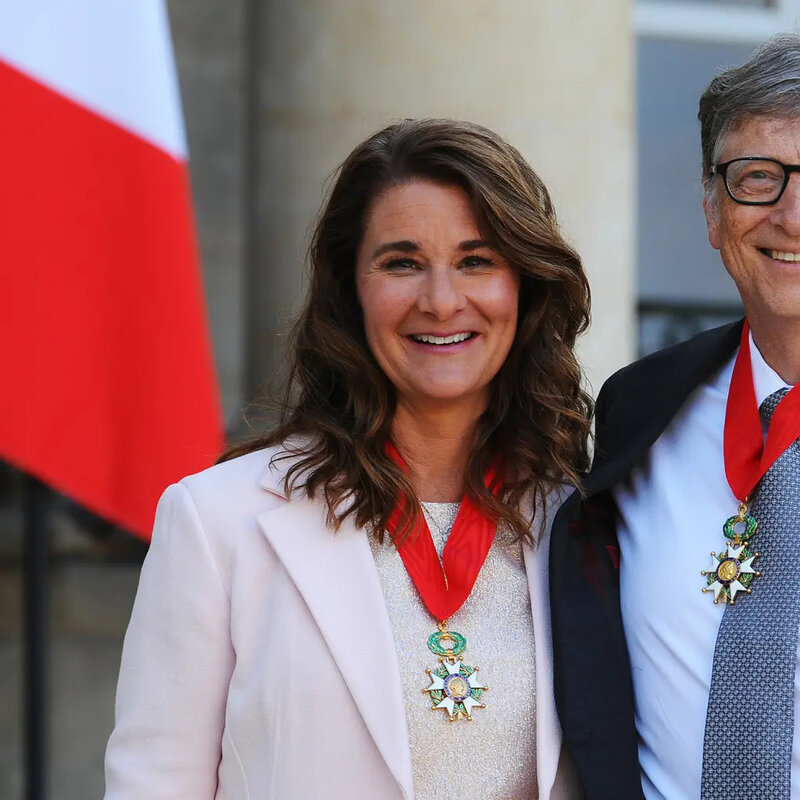 Bill és Melinda Gates Párizsban, miután 2017-ben megkapták a Francia Becsületrendet