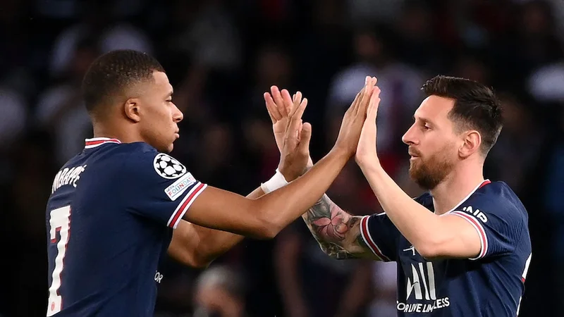 Messi és Mbappé a PSG-ben csapattársak, de vasárnap egymás elleni csatát vívnak