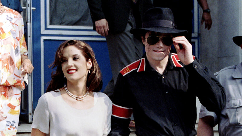 1994-ben Michael Jackson és akkori menyasszonya, Lisa Marie Presley. Jackson és Lisa Marie a Heim Pál Gyermekkórházból jöttek ki