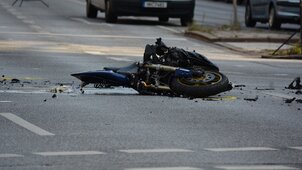 Elvétett előzés vezetett a tragédiához: meghalt egy motoros és utasa Baranyában