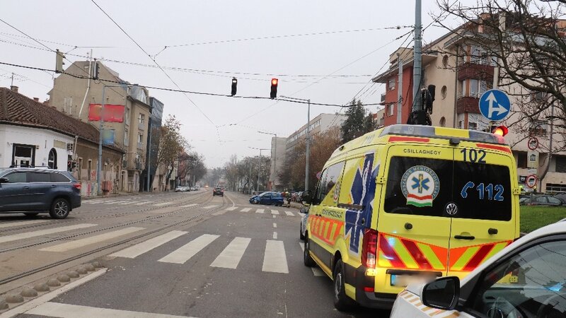 A mentőket is a baleset helyszínére riasztották. Fotó: police.hu