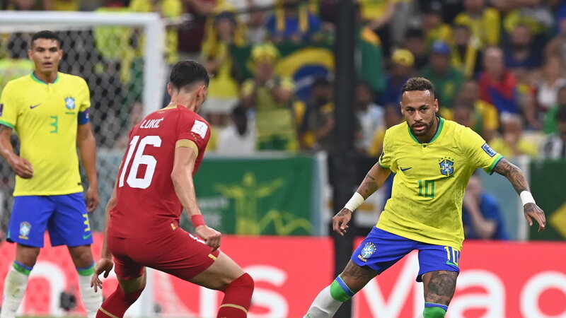 A brazil Neymar (j) és a szerb Sasa Lukic a katari labdarúgó-világbajnokság G csoportjának első fordulójában játszott Brazília-Szerbia mérkőzésen a Loszaíl Stadionban 2022. november 24-én.