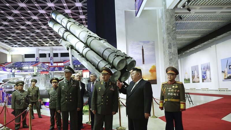Kim Dzsong Un eldicsekedett Szergej Sojgunak a tiltott rakétákkal, amelyek az Egyesült Államokat is el tudják érni