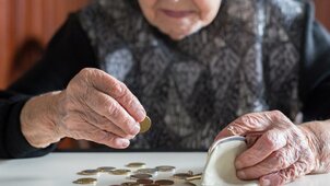Nagy bajba kerülhetnek a nyugdíjasok, kenyérre is alig marad pénzük