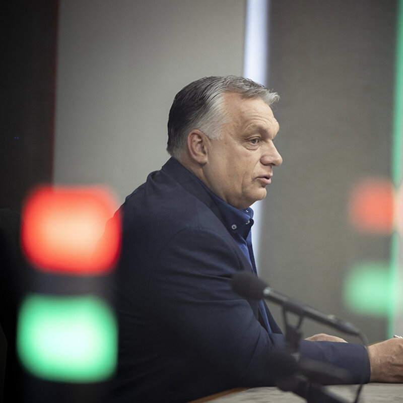 Orbán Viktor miniszterelnök interjút ad a Jó reggelt, Magyarország! című műsorban a Kossuth Rádió stúdiójában