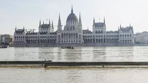 Sokkoló képeket közöltek a Parlament közelében áradó Dunáról, nyolc méter felett a vízszint