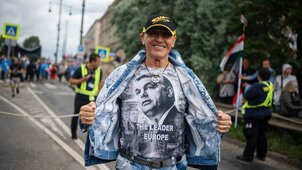 Nem jutunk szóhoz: Pataky Attila Orbán Viktort ábrázoló pólóban jelent meg a Békemeneten