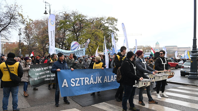 A Pedagógusok Szakszervezete (PSZ) által szervezett budapesti tüntetés résztvevői a Széchenyi téren 2022. november 26-án.