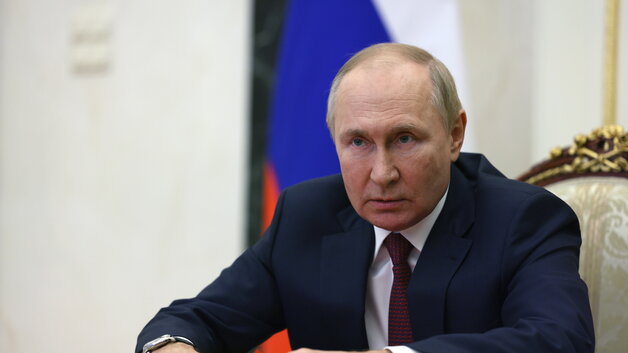 Rohamosan romlik Putyin állapota, már a kamerák előtt sem titkolhatja