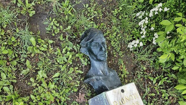 Keresik az elkövetőt: valaki ledöntötte Radnóti Miklós szobrát Győrben