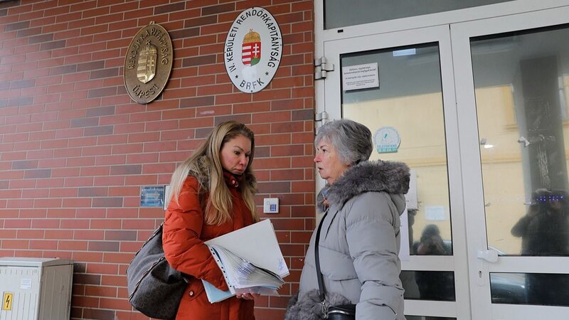 Harangozó Réka és édesanyja, Sarolta a rendőrség előtt 